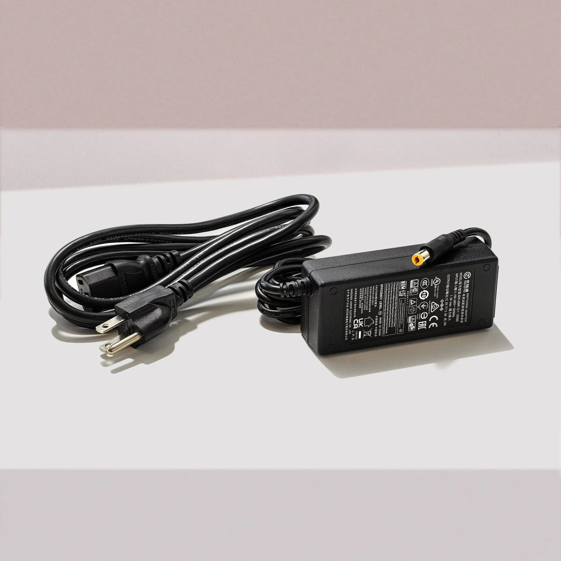 Adaptador de Corriente para Equipos